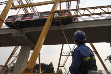 Rangkaian kereta LRT Jabodebek berhasil diangkat, begini pujian Luhut