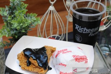 Mencoba sensasi menu kekinian serba hitam Richeese Black