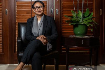 Fesyen Retno Marsudi tidak terpisahkan dari aksesori