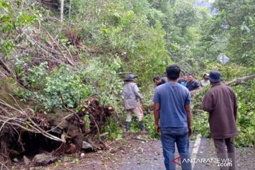 Longsor bongkahan batu gunung macetkan lintas Banda Aceh-Meulaboh