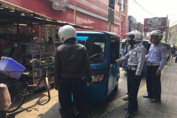 Puluhan bajaj parkir di trotoar ditertibkan di Jakarta Selatan