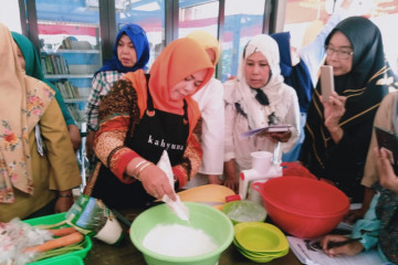 Pemkot Jakbar latih korban PHK jadi pengusaha kue kering dan basah
