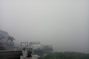 Aktivitas kapal di Sungai Musi dihentikan sementara akibat kabut asap