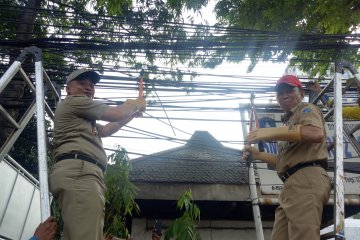 Jakarta Pusat potong kabel utilitas semrawut di Kramat Raya