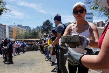 Demonstrasi selesai, warga Ekuador bantu bersihkan jalanan dari puing-puing