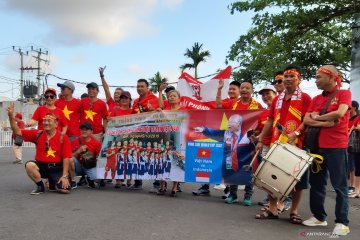 Suporter timnas Vietnam ke Bali saksikan laga sekaligus berlibur
