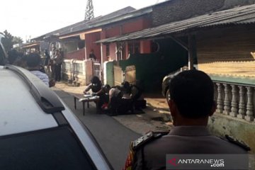 Densus 88 membawa bahan peledak dari rumah keluarga terduga teroris