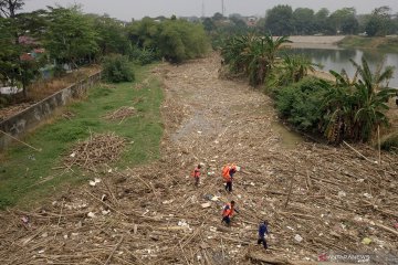Pembersihan sungai di Bekasi