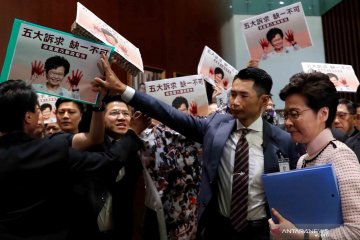 Empat legislator HK terdiskualifikasi begitu Beijing sahkan resolusi