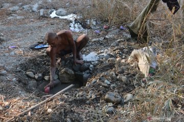 Warga menggali dasar sungai yang mengering untuk mencari air