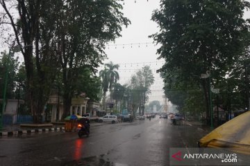 Hujan deras, kabut asap di Kota Jambi dan sekitarnya mulai menipis