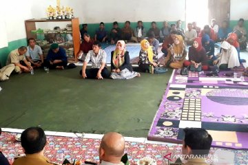 Suami istri peserta pemilihan kepala desa di Garut, Jabar