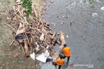 100 karung sampah Kali Ciliwung di Bogor diangkat tim gabungan
