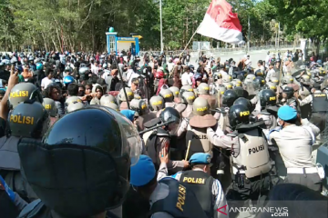 Ricuh, demo tuntut penetapan tersangka penembakan mahasiswa UHO