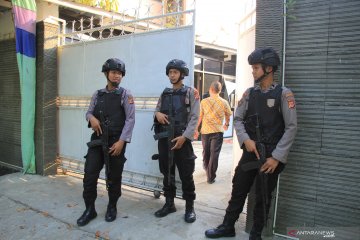 Polisi berjaga saat KPK geledah rumah Bupati Indramayu
