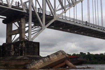 Larangan tongkang melintas di bawah Jembatan Kalahien menuai protes