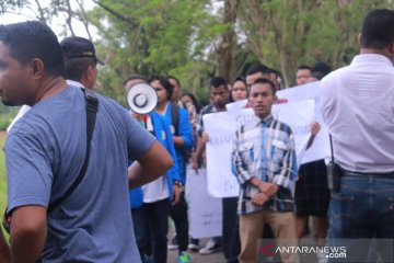 Tolak pemilihan rektor, mahasiswa Unpatti Ambon demonstrasi
