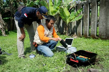 Pemasangan seismograf di Ambon