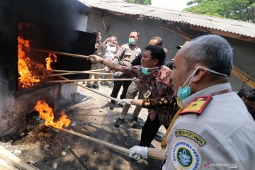 Pemusnahan paket ilegal