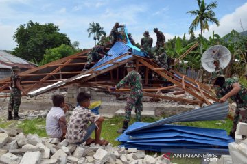 TNI-Polri bantu bongkar rumah warga yang roboh akibat gempa di Maluku
