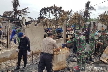 TNI-Polri bersihkan puing-puing kebakaran usai unjuk rasa di penajam