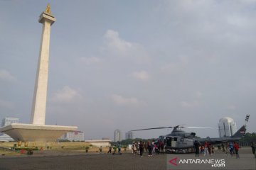 Helikopter di Monas jadi tontonan warga