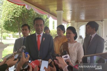 Sebelum pelantikan presiden, Jokowi momong cucu