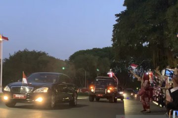 Pegawai Istana lambaikan bendera sambut kembalinya Jokowi ke istana