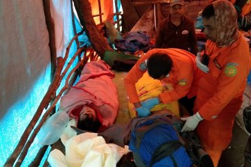 Proses evakuasi diupayakan SAR untuk pendaki di Gunung Marapi