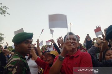 Masyarakat nyanyikan lagu daerah tunggu ditemui Jokowi-Ma'ruf