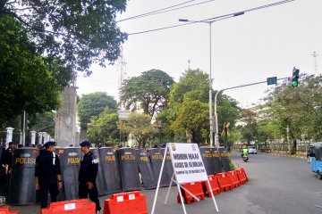 Petugas berlakukan penjagaan berlapis di sekitar gedung parlemen