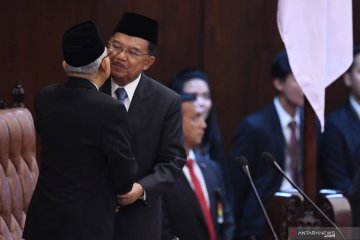 Pelantikan presiden, Jusuf Kalla dan Ma'ruf Amin saling berpelukan