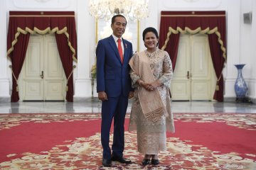Presiden Jokowi dan Ibu Negara Iriana bersiap jelang acara pelantikan presiden dan wapres