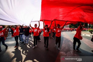 Pelantikan presiden, relawan bentangkan Bendera Merah Putih 200 meter