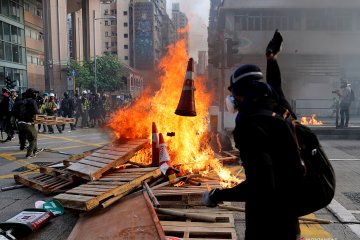Pawai damai Hong Kong dinodai pembakaran di luar gedung pengadilan