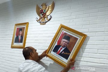 Memasang foto presiden