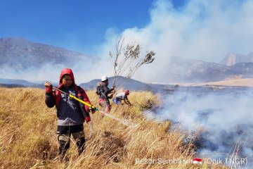 Padamkan kebakaran hutan Gunung Rinjani, ratusan personel diterjunkan
