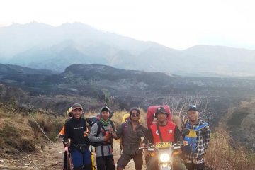 Petugas temukan lima pendaki ketika kebakaran hutan Gunung Rinjani