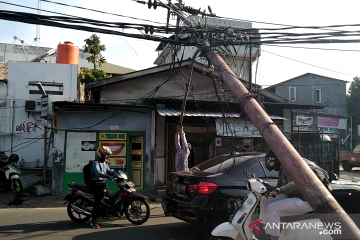 Tiang listrik roboh di Jalan Kebon Jeruk, arus lalu lintas terganggu