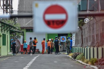 Penggeledahan ruang kerja terduga teroris di gardu induk PLN Tasikmalaya