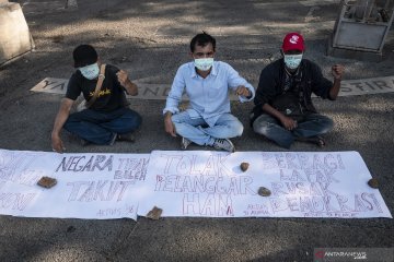 Aktivis 98 lakukan aksi tutup mulut tolak Prabowo jadi menteri
