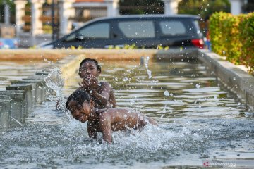 Tiga wilayah di Jakarta diprediksi terguyur hujan pada Minggu malam
