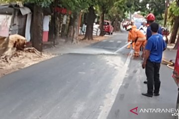 Lalin Jalan Raya Gempol tersendat akibat semen tumpah