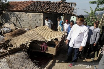 Bupati imbau warga waspada angin kencang di Kabupaten Bandung