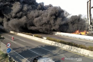 Arus Tol Cileunyi dialihkan ke Pasirkoja akibat kebakaran pipa minyak