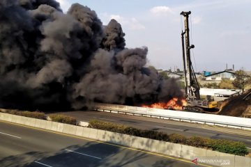 Pipa minyak di pinggir Tol Padalarang-Buah Batu terbakar