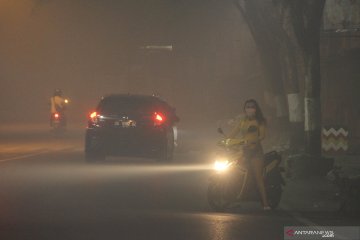 Suasana malam di Banjarmasin saat diselimuti kabut asap