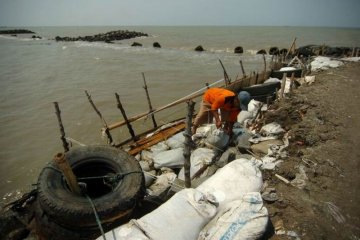 Pemecah gelombang rusak