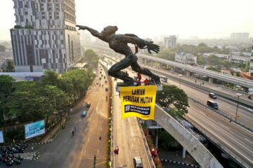 Polres Jaksel amankan lima orang pembentang spanduk di Tugu Pancoran