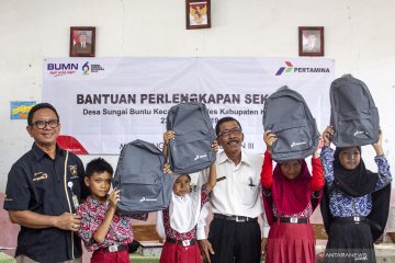 Bantuan perlengkapan sekolah di Karawang